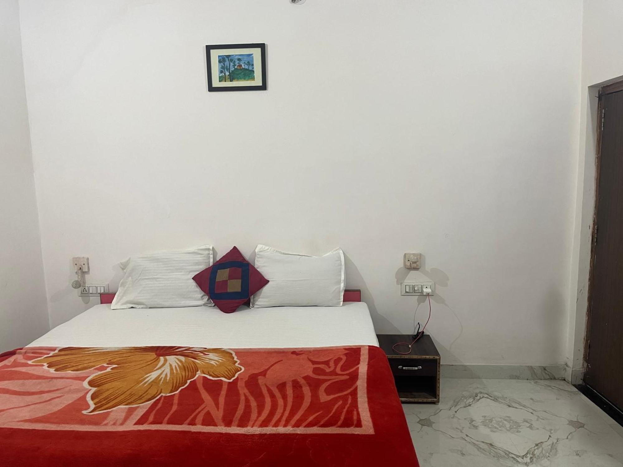 Sunrise Bed & Breakfast Кхаджурахо Экстерьер фото