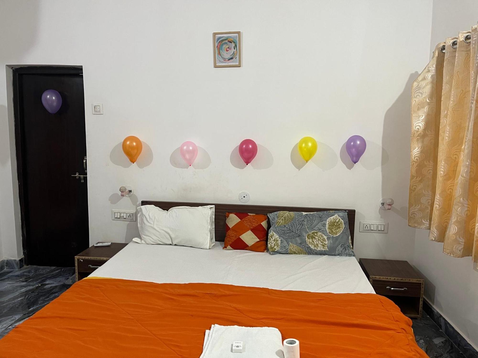 Sunrise Bed & Breakfast Кхаджурахо Экстерьер фото